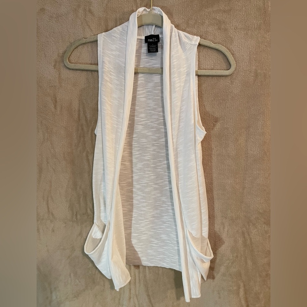 Rue21 off-white sleeveless Cardigan with pockets